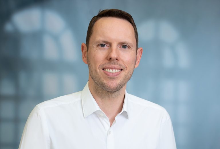 Professor Dr Simon Wiederhold